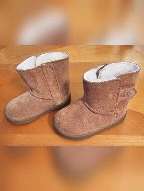 EUC Toddler Keelan Ugg boots Size 04/05